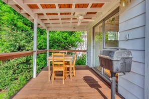 Outdoor dining - Cozy Midtown retreat with skyline views, private yard, deck, firepit, & W/D (Atlanta)