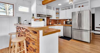 Cozy Midtown retreat with skyline views, private yard, deck, firepit, & W/D