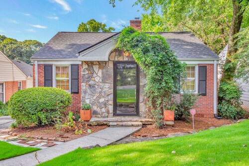 Cozy Midtown retreat with skyline views, private yard, deck, firepit, & W/D