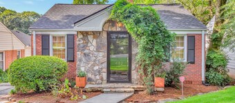 Cozy Midtown retreat with skyline views, private yard, deck, firepit, & W/D