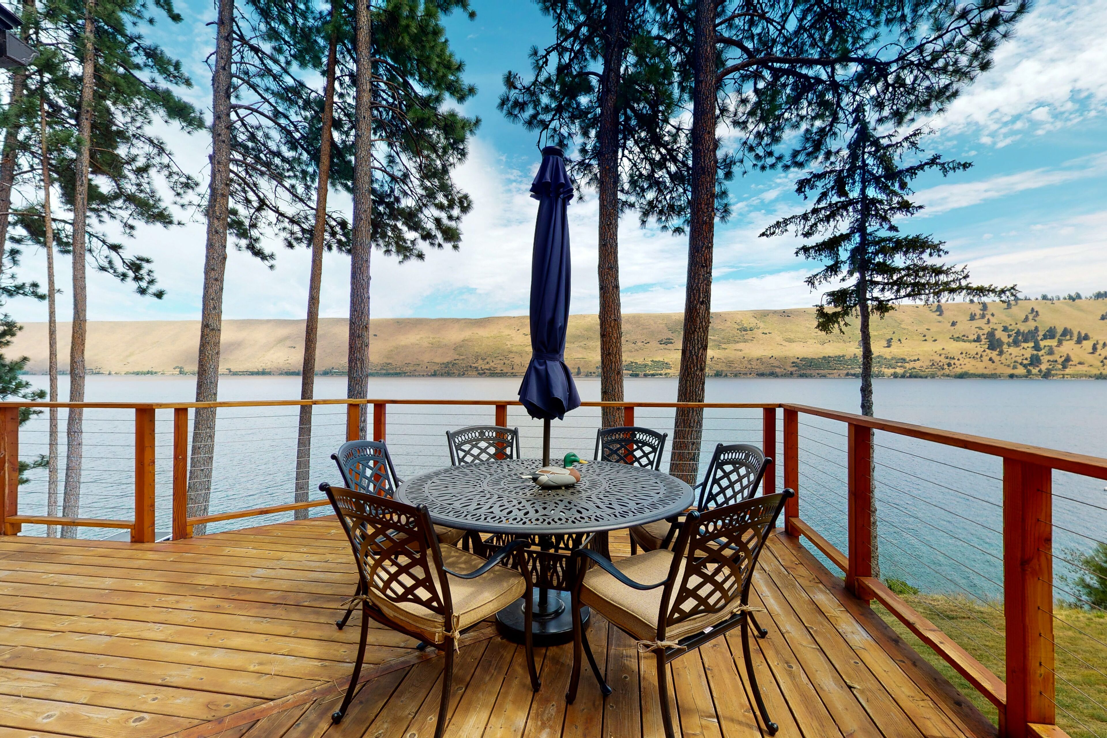 Lake-view cabin on Wallowa Lake with large mountain-view deck