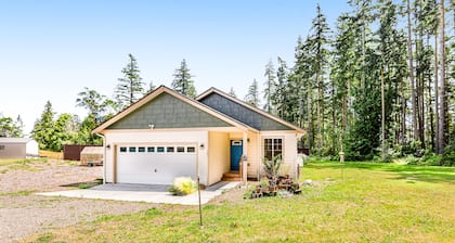 Newer, dog-friendly home at the forest's edge with patio & WiFi - near downtown