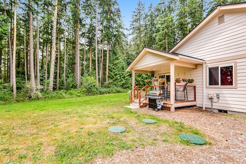 Newer, dog-friendly home at the forest's edge with patio & WiFi - near downtown