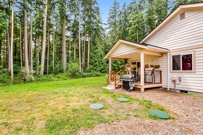 Newer, dog-friendly home at the forest's edge with patio & WiFi - near downtown