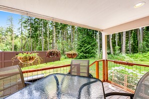Outdoor dining - Newer, dog-friendly home at the forest's edge with patio & WiFi - near downtown (Port Townsend)
