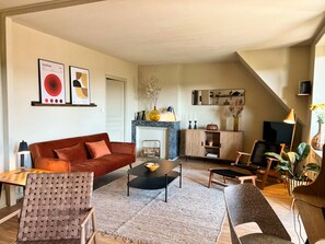 Télévision, livres, chaîne hi-fi