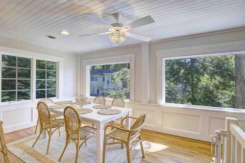 NEW LISTING! Waterfront cottage, hot tub, fire pit, gated community, pier, kayak