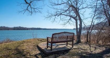 NEW LISTING! Waterfront cottage, hot tub, fire pit, gated community, pier, kayak