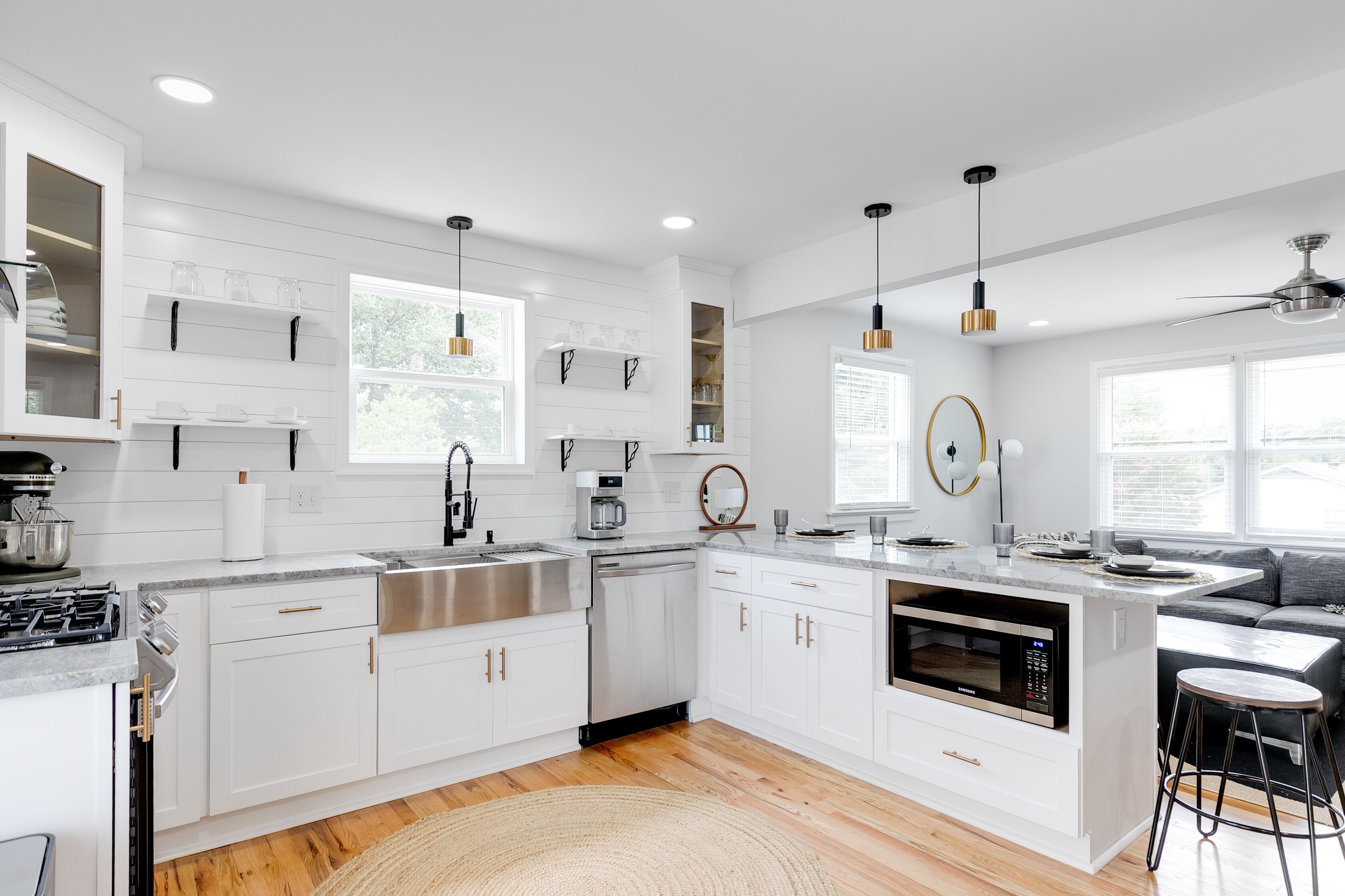 Jääkaappi, mikroaaltouuni, uuni, liesi