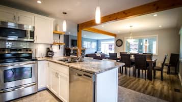 Luxury House | Private kitchen | Full-sized fridge, microwave, oven, stovetop