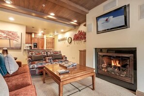 Lägenhet (1 Bedroom in Lionshead Village - Antl) | Vardagsrum | Eldstad