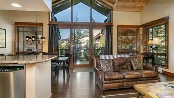 Condo (3 Bedroom in Lionshead Village at The) | Exterior