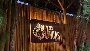 Una verja de madera con un letrero que dice "Rios das ONCAs" y "JAGUARIBIBE".