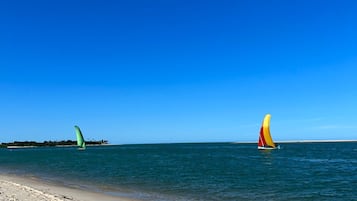 Am Strand, weißer Sandstrand, 6 Strandbars