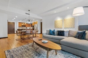 Condo (The Lion Vail 2 Bedroom) | Sala de estar | Televisión y chimenea 