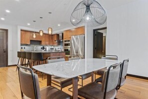 公寓客房 (The Lion Vail 2 Bedroom) | 私人廚房 | 鍋具/餐盤/廚房用品