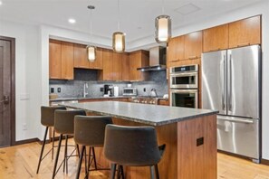 公寓客房 (The Lion Vail 2 Bedroom) | 私人廚房 | 鍋具/餐盤/廚房用品