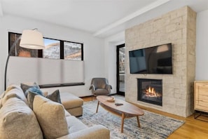 Apartamento (The Lion Vail 2 Bedroom) | Sala de estar | Una televisión, una chimenea