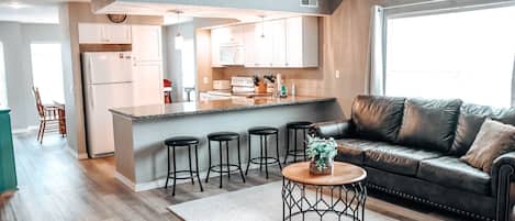 Smart-TV, Kamin, Bücher