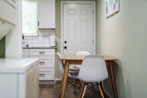 Dining - 2-BR Cozy Guest Suite with Full Kitchen Near The Momentary & 8th Street Market (Bentonville)