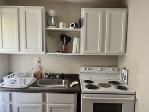 Fridge, microwave, oven, stovetop - Beaumont Bungalow 1/1 Furnished/Pet Friendly-Nederland, Port Neches, Port Arthur (Beaumont)