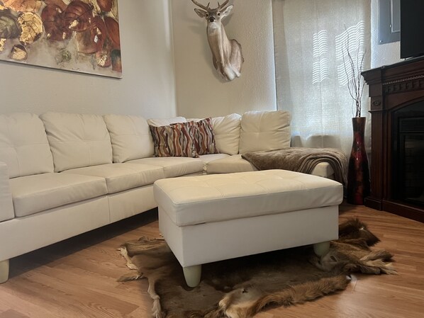 Smart TV - Beaumont Bungalow 1/1 Furnished/Pet Friendly-Nederland, Port Neches, Port Arthur (Beaumont)