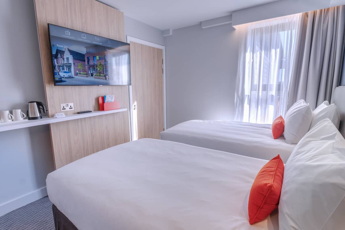 Habitación estándar, 2 camas individuales (Free Hot Breakfast) | Escritorio, espacio para trabajar con laptop y cortinas blackout