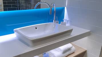 Shower, pancuran hujan, perlengkapan mandi gratis, dan pengering rambut