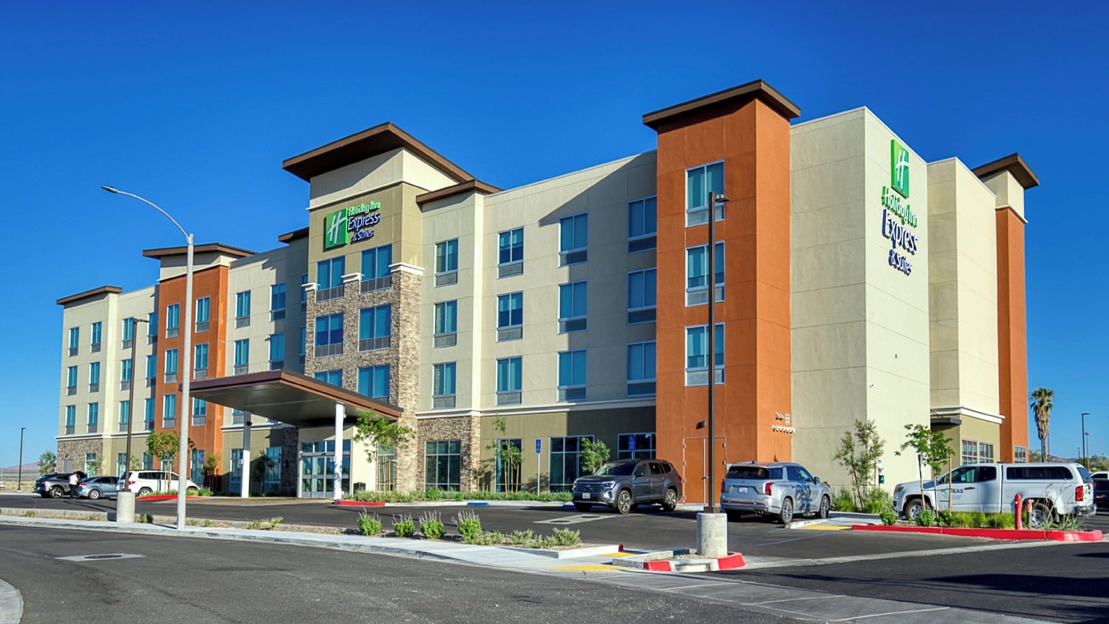 Un hôtel Holiday Inn Express au design moderne, comprenant plusieurs étages et une entrée couverte.