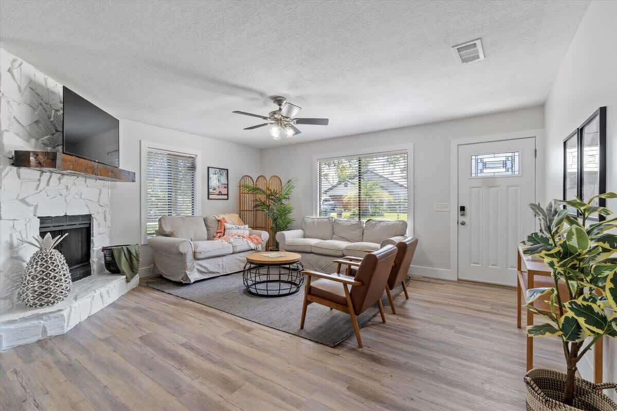 Televisión y oficina 