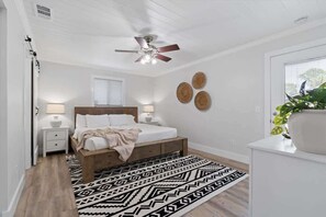3 habitaciones, escritorio y tabla de planchar con plancha 