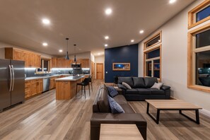 Smart TV, fireplace, DVD player, books - Red Fox Lodge, 2 bedroom, 2 bathroom with Hot Tub (Golden)