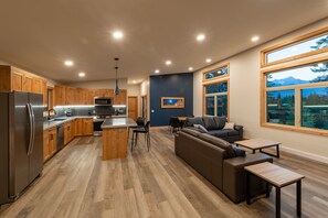 Unclassified image, 4 of 19, button - Red Fox Lodge, 2 bedroom, 2 bathroom with Hot Tub (Golden)