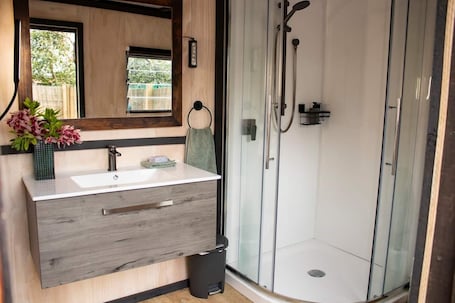 Bathtub, towels, soap, shampoo. Avo Inn escape the mundane relax and replenish