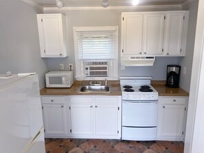 Køleskab, mikrobølgeovn, ovn, kaffe-/temaskine