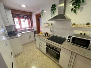 Fridge, microwave, oven, coffee/tea maker