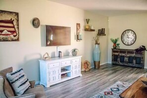 تلفزيون ذكي، مشغل دي في دي، تنس طاولة، كُتُب