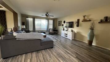 Una Smart TV, un reproductor de DVD, una mesa de tenis de mesa, libros