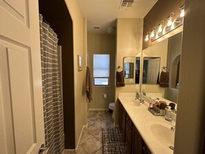 Combined shower/bathtub, hair dryer, towels, shampoo