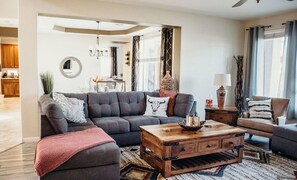 تلفزيون ذكي، مشغل دي في دي، تنس طاولة، كُتُب