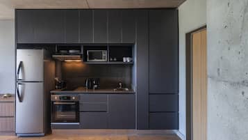 Frigorifero, microonde, forno, piano cottura