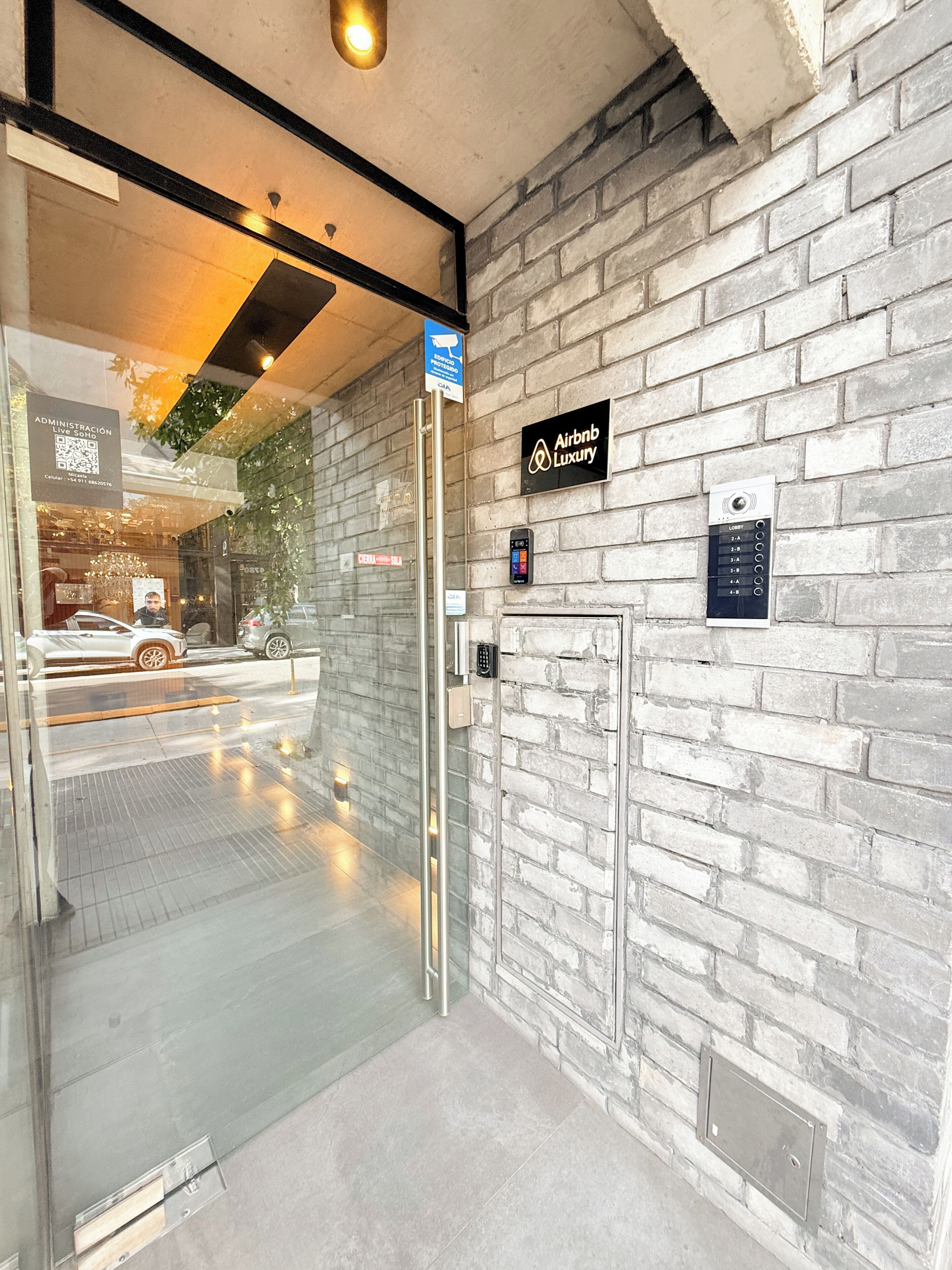 Pintu masuk properti