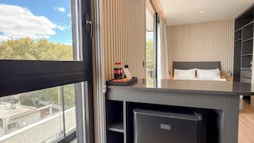 Studio Suite (5) | Private kitchen | Fridge, microwave, oven, stovetop