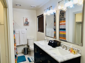 Combined shower/bathtub, hair dryer, towels, soap