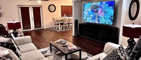 Älytelevisio, takka, kirjoja