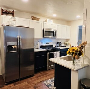 Fridge, microwave, oven, stovetop - Amazing and Cozy King-Queen Bed Suites w/RV Parking (Alamogordo)