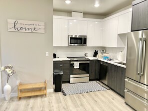 Fridge, microwave, oven, stovetop - Cozy Downtown Apartment 2br/1bth (Vancouver)