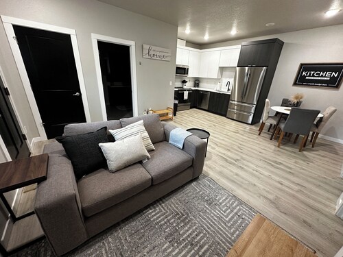 New Guest Suite 2br/1bth in DT Vancouver - pet friendly