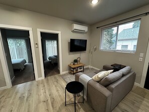 2 dormitorios, tabla de planchar con plancha, cuna de viaje