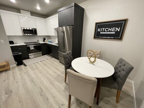 Dining - Cozy Downtown Apartment 2br/1bth (Vancouver)